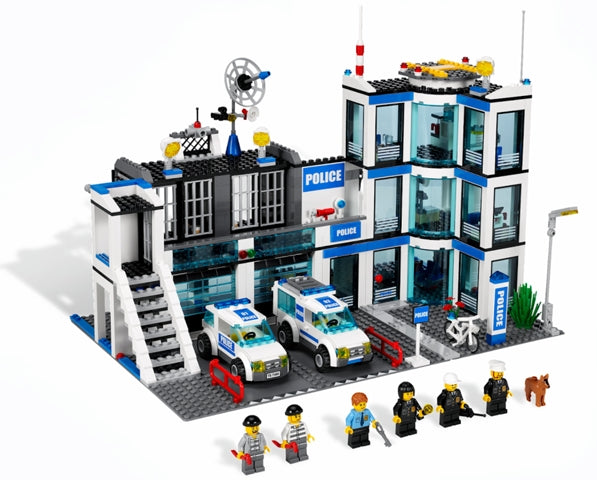 7498 Police Station- missing vehicles and some figs