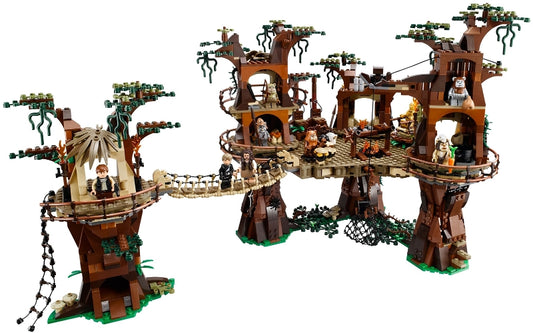 10236 Ewok Village - UCS mudding figs and side build